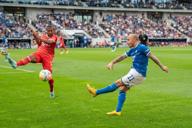 Angelino beim Flanken