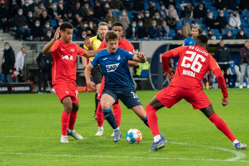 Hoffenheims Stiller sieht sich hier gleich drei Leipziger Gegenspielern gegenüber