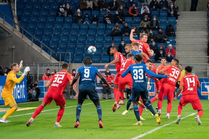 Dichtgedrängte Strafraumszene beim Duell Hoffenheim gegen Leipzig