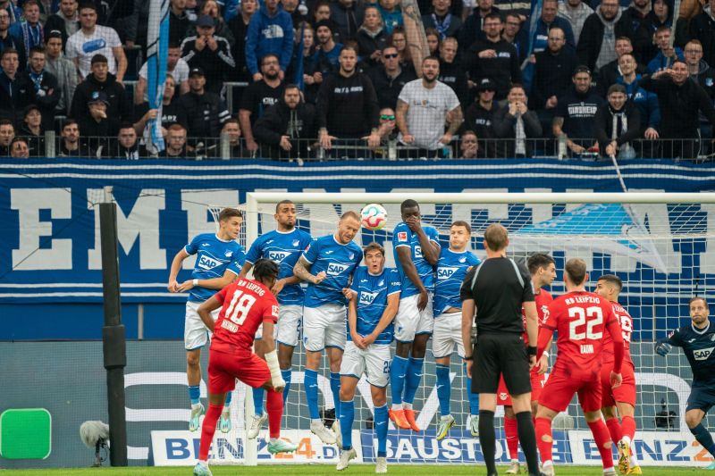 Nkunku erzielt per Freistoß die 1:0-Führung für RB Leipzig