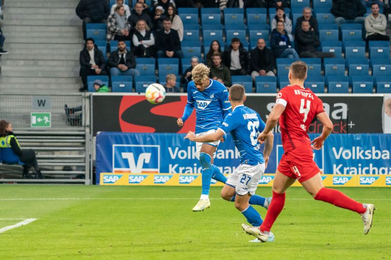 Rutter (li.) gleicht kurz nach der Pause zum 1:1 per Kopfball aus