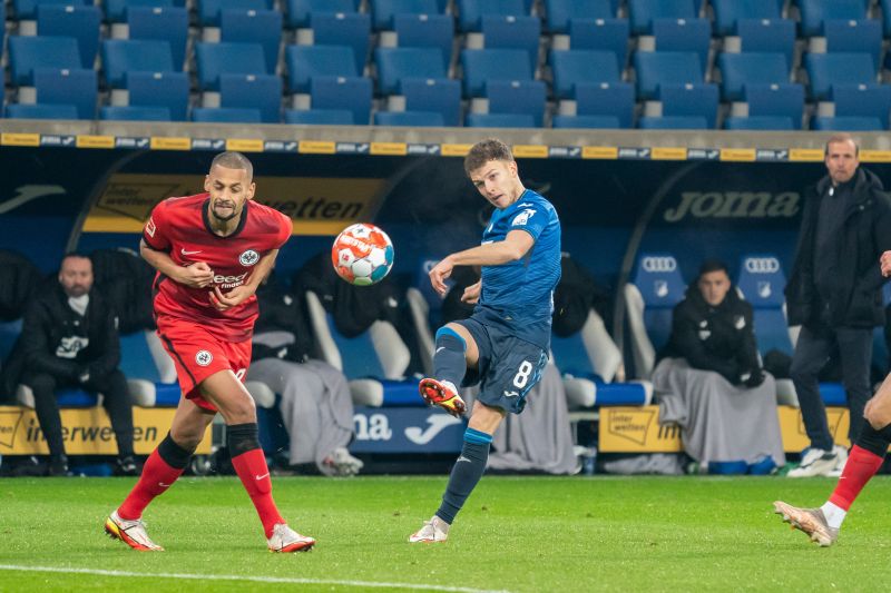 Dennis Geiger (re.) kommt vor seinem Frankfurter Gegenspieler zum Flanken.