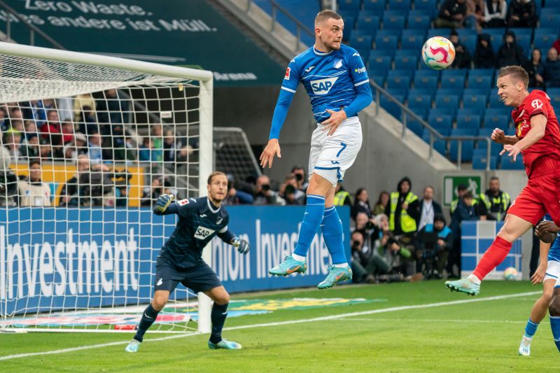 Bruun Larsen beim Kopfball