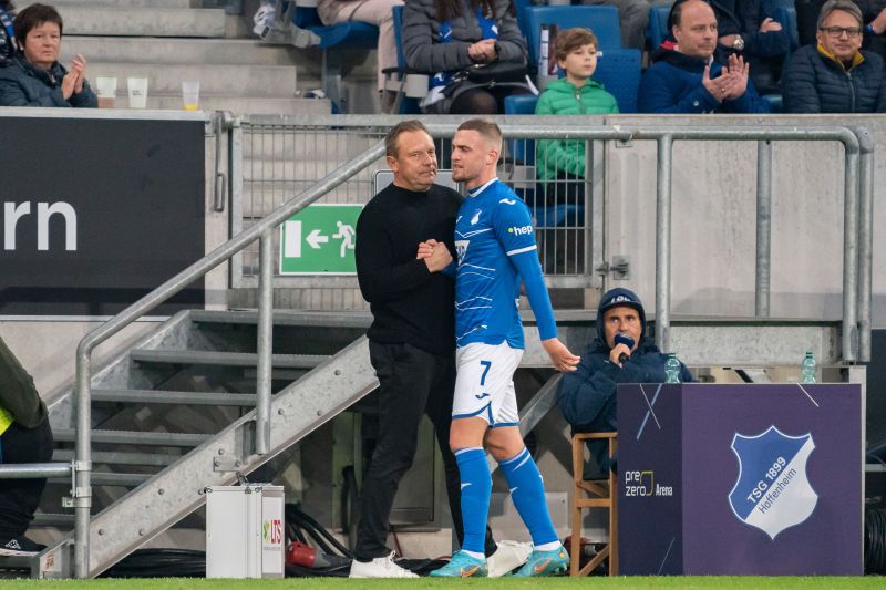 Gespräch zwischen Trainer Breitenreiter und Bruun Larsen