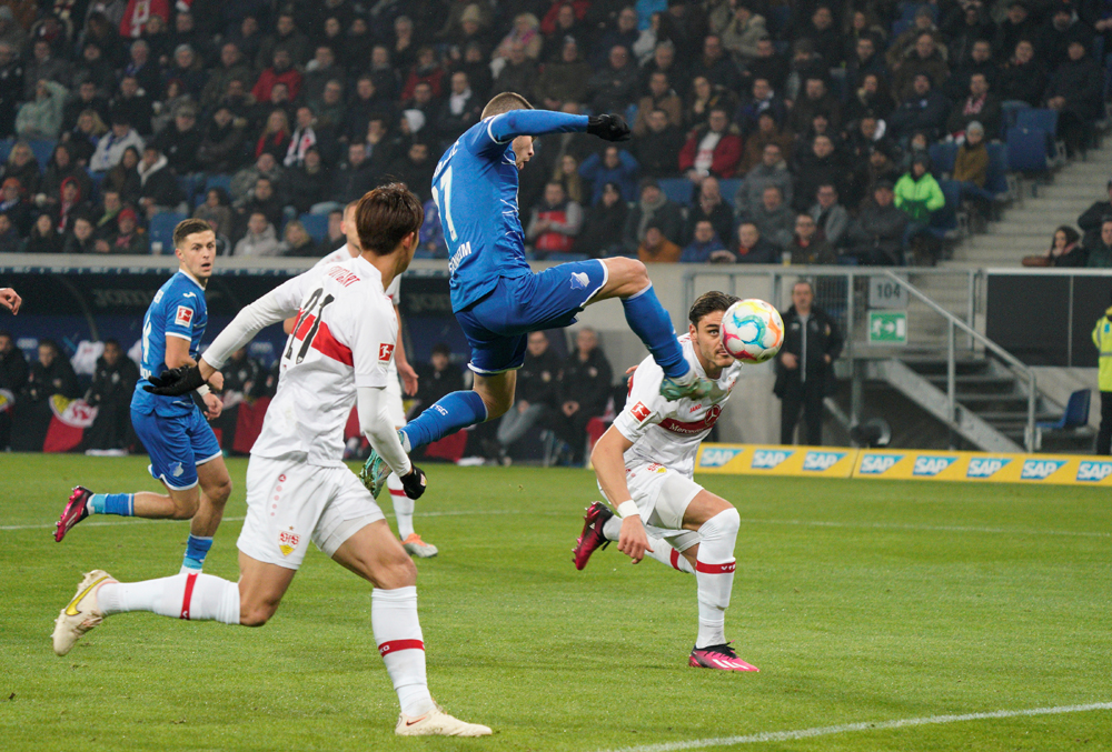 Andrej Kramaric bringt die TSG nach Zuspiel von Angelino mit dieser Direktabnahme 1:0 in Führung