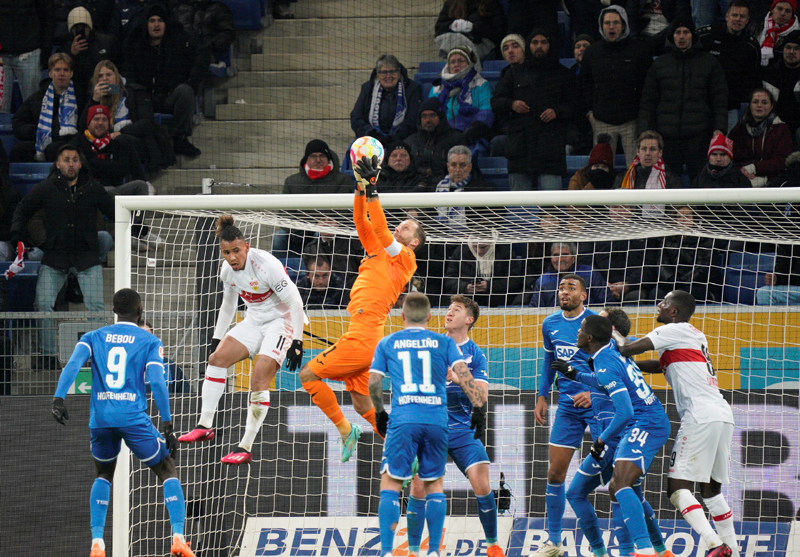 TSG-Keeper Oliver Baumann entschärft eine Stuttgarter Flanke vor seinem Tor