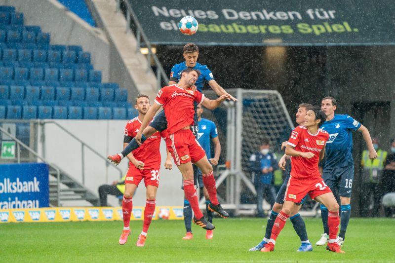 Hoffenheims Christoph Baumgartner steigt am höchsten und gewinnt das Kopfballduell