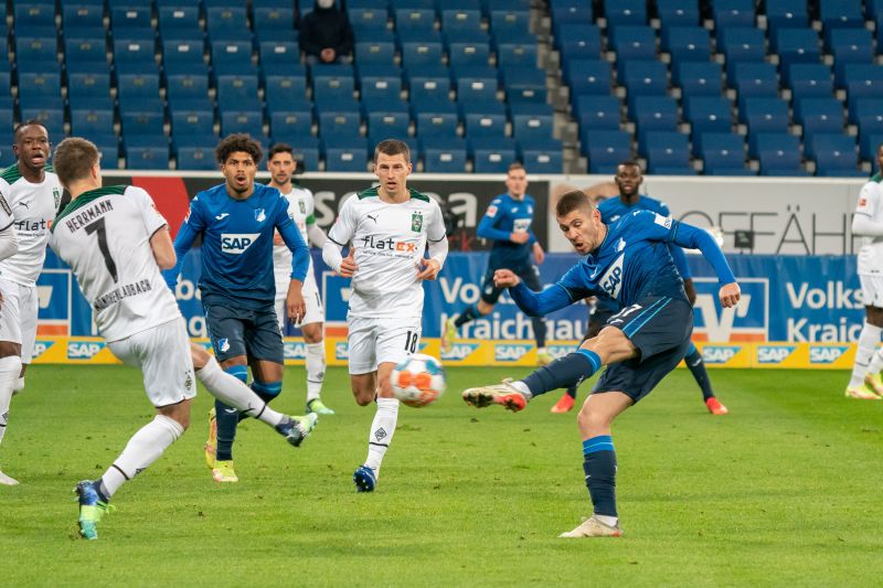 Hoffenheims Kramaric (re.) beim Torschuss gegen Gladbach