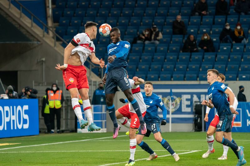 Kopfballduell auf Augenhöhe - Hoffenheims Ihlas Bebou (2. v. l.) kommt hier zuerst an den Ball