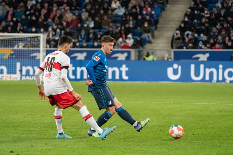 Angelo Stiller (re.) beim Spielaufbau, links Stuttgarts Atakan Karazor