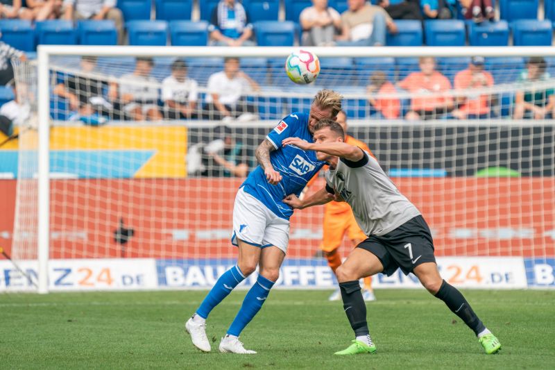 Kevin Vogt (li.) - hier im Kopfballduell mit Augsburgs Florian Niederlechner - steht nach überstandener Verletzung der TSG wieder zur Verfügung