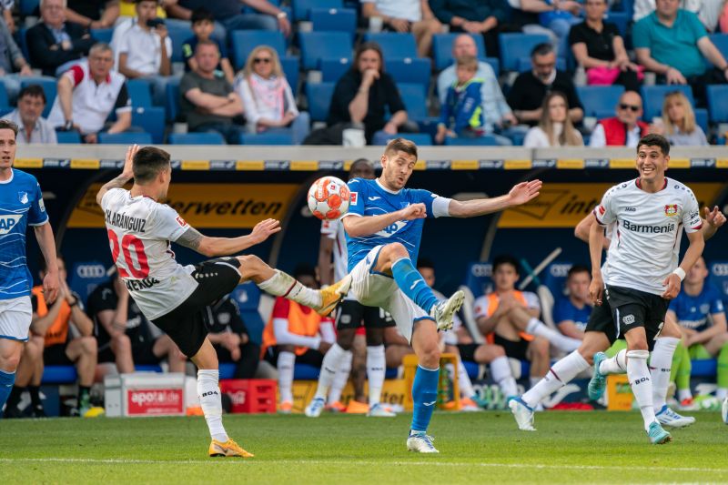 Kramaric (Mitte) im Zweikampf mit Leverkusens Aranguiz