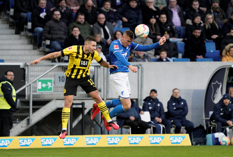 Kaderabek (re.) kommt vor Guerreiro an den Kopfball