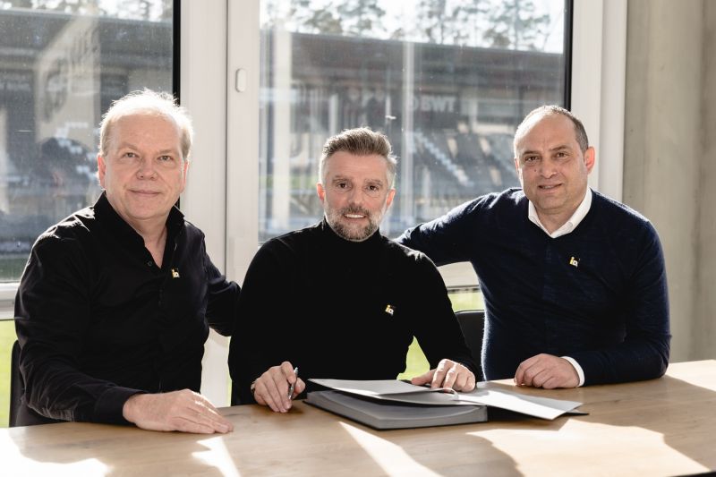 Von links: Geschäftsführer Volker Piegsa, Trainer Tomas Oral und der Sportliche Leiter Mikayil Kabaca bei der Vertragsunterzeichnung
