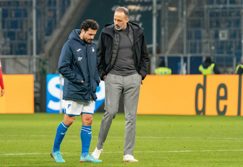 Redebedarf nach dem Abpfiff bei Delanyi (li.) und Trainer Matarazzo