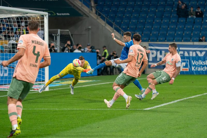Baumgartner kommt einen Schritt zu spät, Werder-Keeper Pavlenka klärt per Faustabwehr