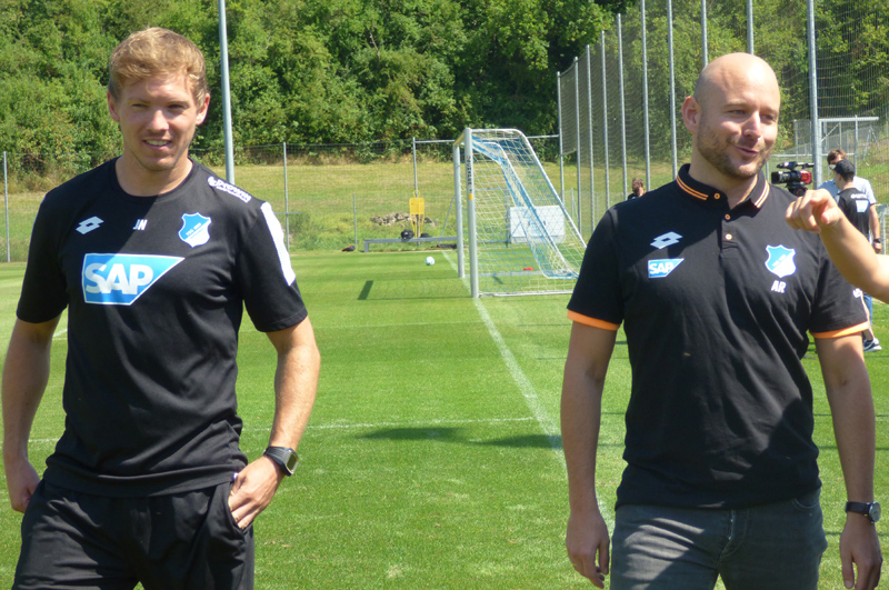 Alex Rosen (re.) zusammen mit dem jungen Trainer Julian Nagelsmann auf dem Trainingsgelände