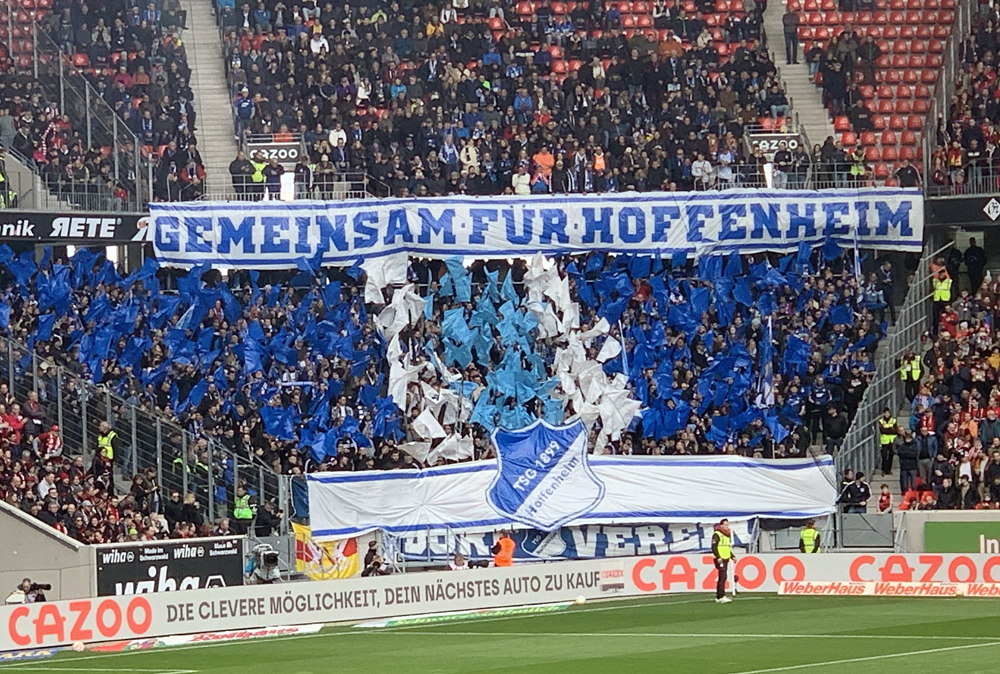 Tolle Choreo der Hoffe-Fans im Gästeblock vor dem Anpfiff