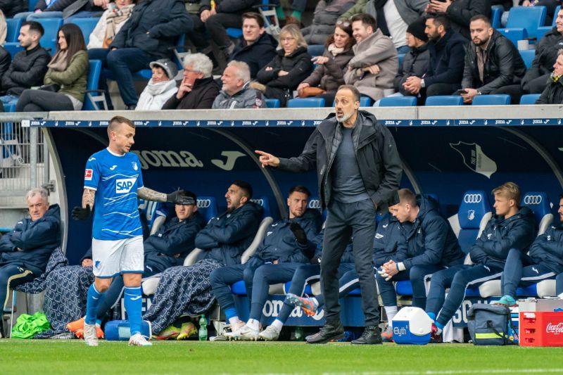 Ratloser Blick bei Angelino - rechts Trainer Matarazzo, über den bereits diskutiert wird