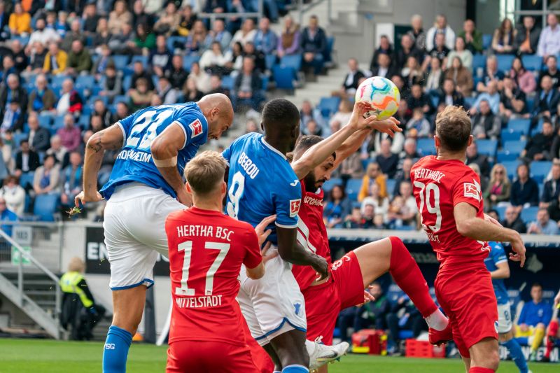 Brooks Kopfball geht an die Hand des Berliners Cigerci, was zum ersten Elfmeter führte