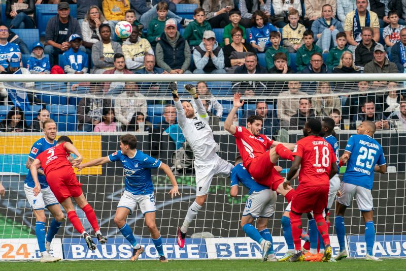 Baumann entschärft eine Flanke vors Tor