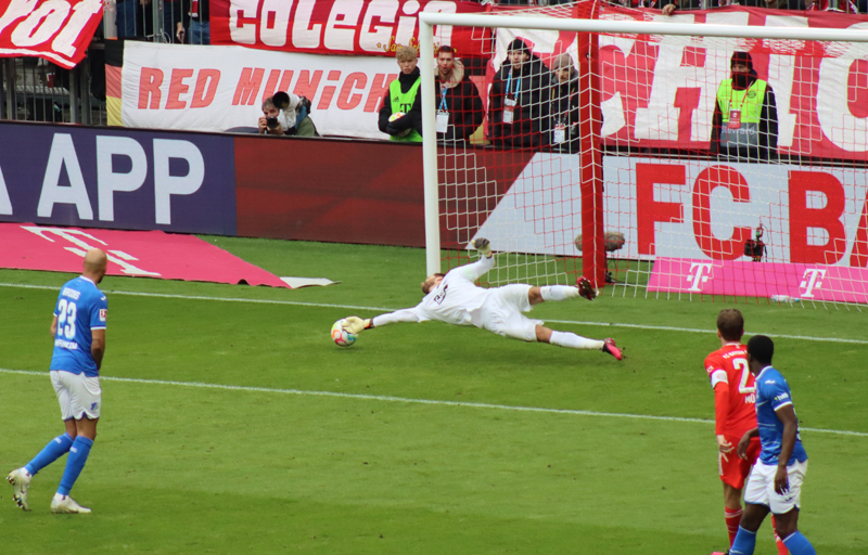 TSG-Keeper Baumann verhindert mit einer erneuten Parade einen Münchner Gegentreffer