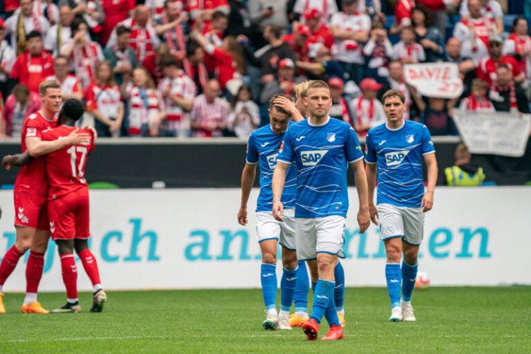 Ratlose und enttäuschte Blicke bei den Hoffenheimer Spielern nach der Heimniederlage gegen Köln