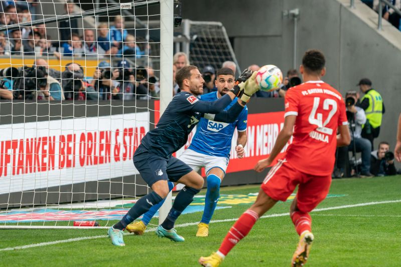 TSG-Keeper Oliver Baumann fängt den Ball vor Jamal Musiala (re.)