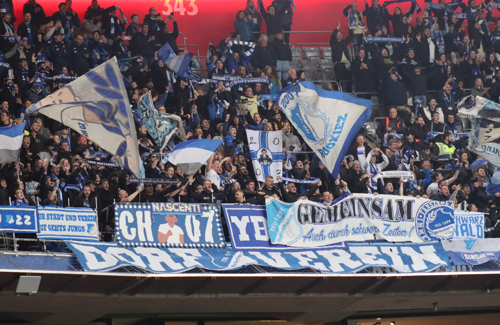 Die TSG-Fans im Gästeblock feiern den Auswärtspunkt in München