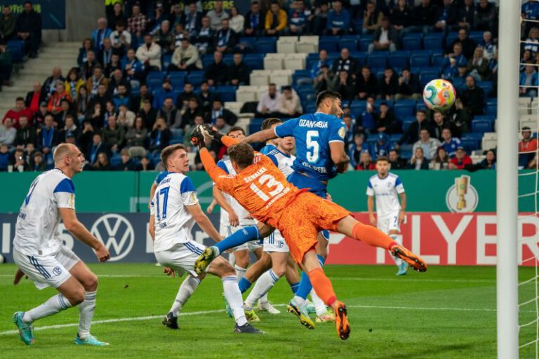 Kabak erzielt im Pokalspiel gegen Schalke einen Kopfballtreffer
