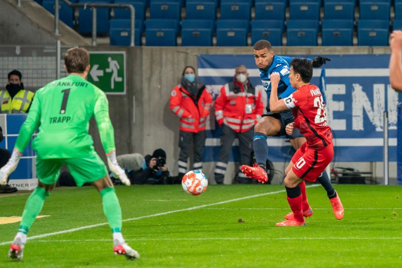 Akpoguma - hier beim Torschuss gegen Eintracht-Keeper Trapp - fehlt am Samstag gelbgesperrt