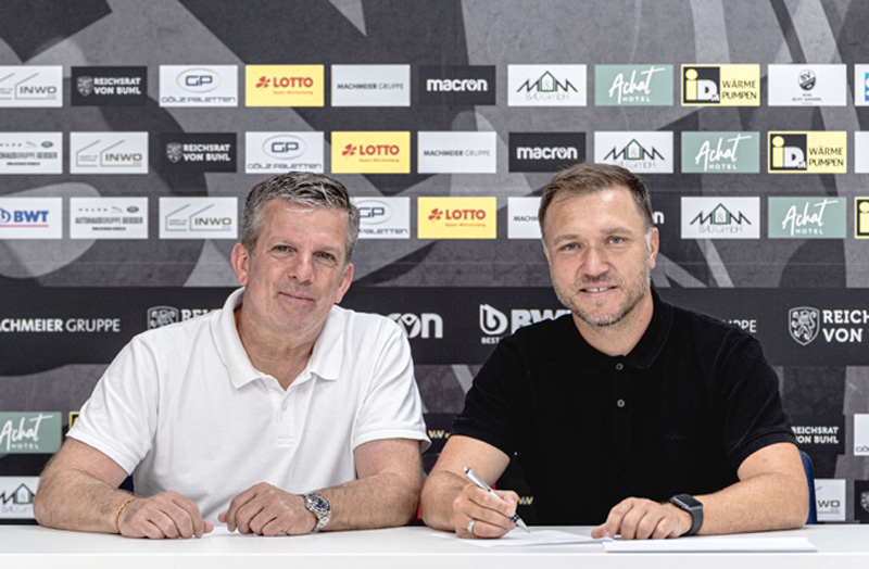 Danny Galm (re.) bei der Vertragsunterzeichnung mit Sportdirektor Matthias Imhof